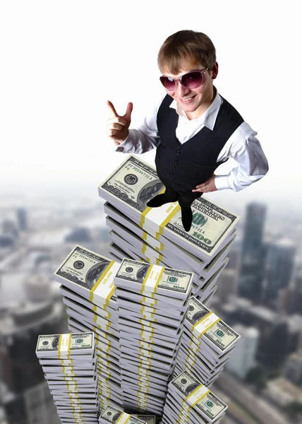 お金のシンボルを持った若いビジネスマン — ストック写真