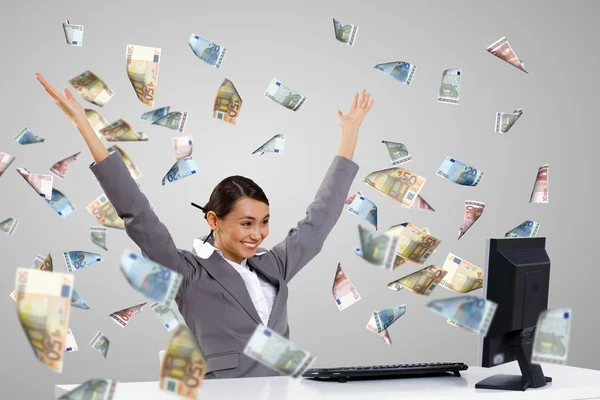 Geschäftsfrau am Arbeitsplatz und Geld-Symbole — Stockfoto