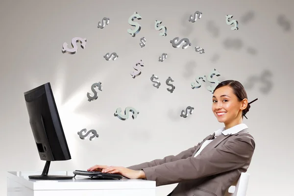 Femeie de afaceri la locul de muncă și simboluri de bani — Fotografie, imagine de stoc