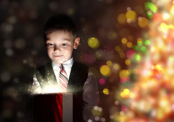 Criança abrindo uma caixa de presente mágica — Fotografia de Stock