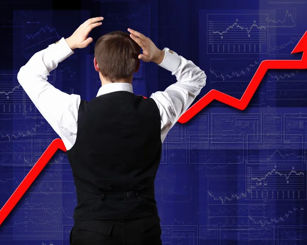 Jonge zakenman tegen financiële grafieken — Stockfoto