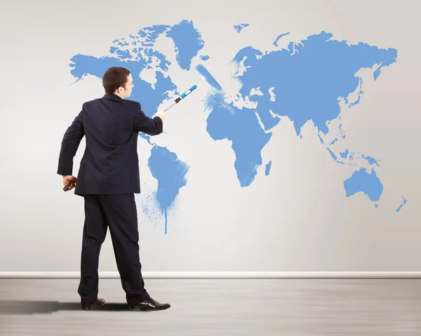 Επιχειρηματίας με χρώμα βούρτσα και παγκόσμιο χάρτη — Φωτογραφία Αρχείου