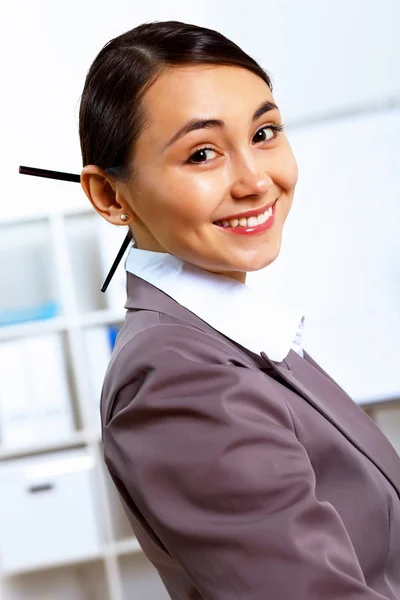 Jovem mulher em roupas de negócios trabalhando no escritório — Fotografia de Stock