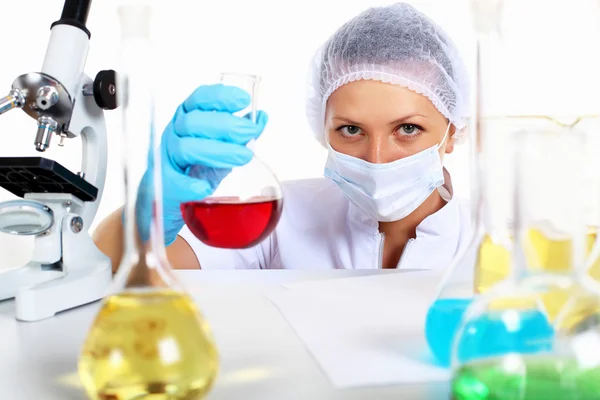 Kimya laboratuvarında kadın bilim adamı — Stok fotoğraf