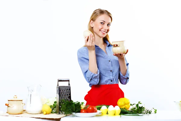 Woman cooking fresh meal at home — Stock Photo, Image
