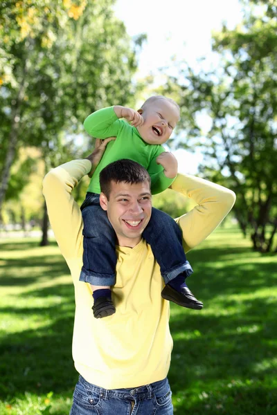 Vader met zoontje in park — Stockfoto