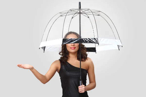 Γυναίκα με μαύρο φόρεμα με ομπρέλα — Φωτογραφία Αρχείου