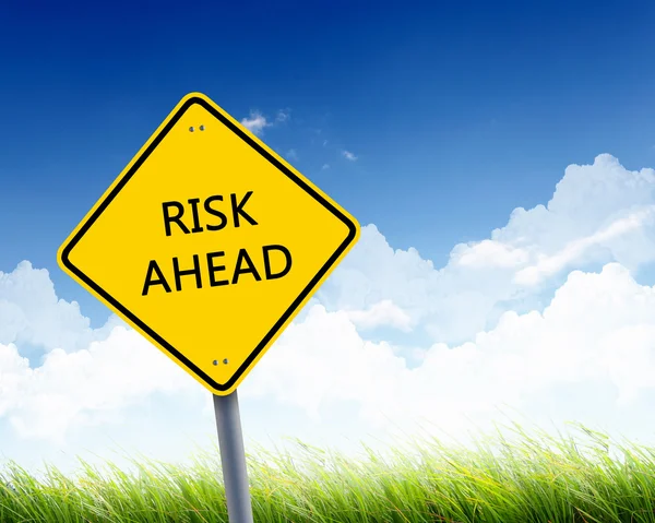 Vägmärke som varnar om risken framåt — Stockfoto