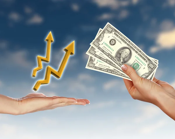 Lidské ruce drží peníze proti modré obloze — Stock fotografie