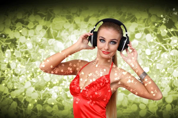 Junge Frau im Abendkleid mit Kopfhörer — Stockfoto