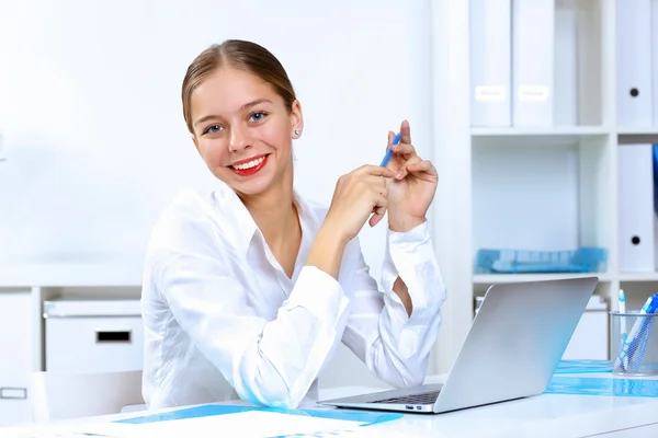 Молода жінка в діловому одязі, що працює в офісі — стокове фото