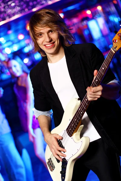 Gece kulübünde gerçekleştiren genç gitarist — Stok fotoğraf