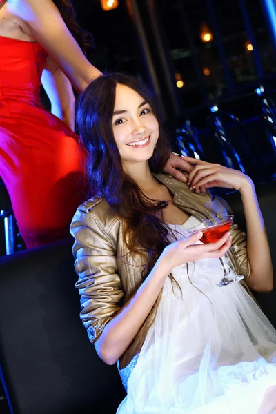 ドリンクを飲みながら夜のクラブで魅力的な女性 — ストック写真