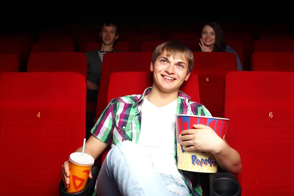 Junger Mann im Kino sieht Film — Stockfoto