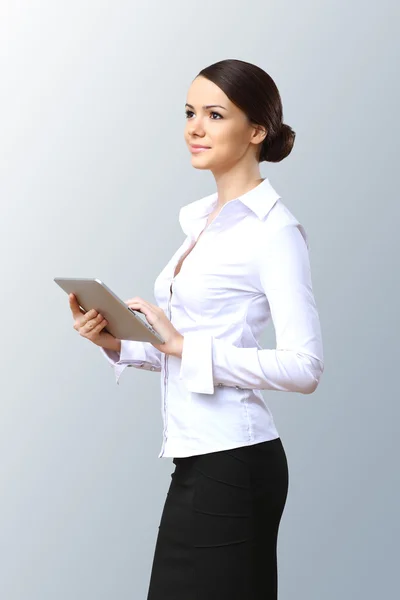 Jonge mooie vrouw in zakelijke slijtage op het werk — Stockfoto