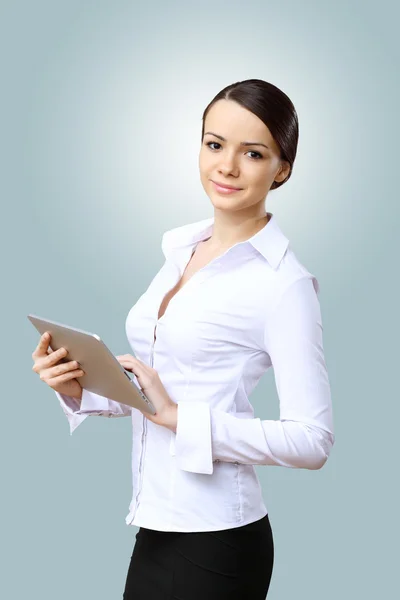 Jonge mooie vrouw in zakelijke slijtage op het werk — Stockfoto