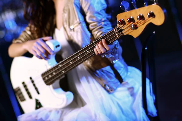 Unga gitarrspelare utför i nattklubben — Stockfoto