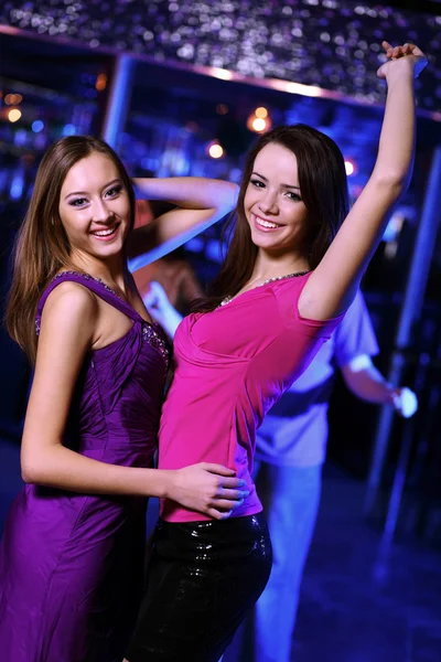 Ung kvinna att ha roligt på nattklubb disco — Stockfoto