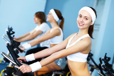 genç kadının spor salonunda yapması