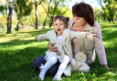 Büyükanne ile onun küçük granddaghter Parkı