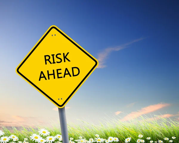 Önde risk hakkında uyarı yol levhası — Stockfoto