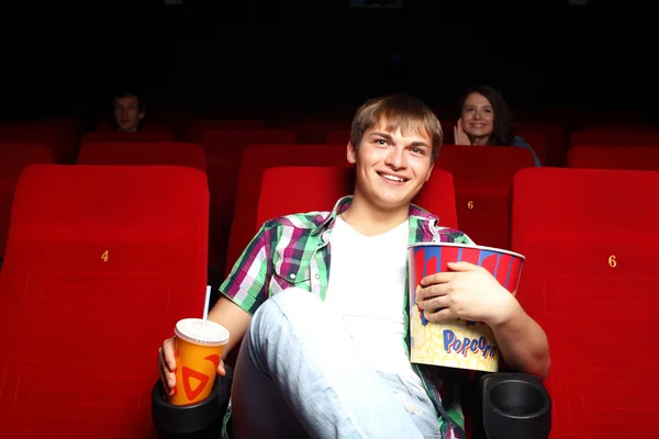 映画を見る映画館で若い男 — ストック写真