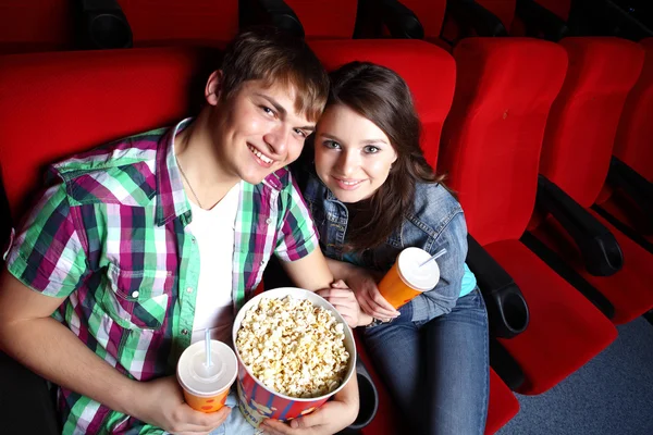 Jovem casal no cinema assistindo filme — Fotografia de Stock