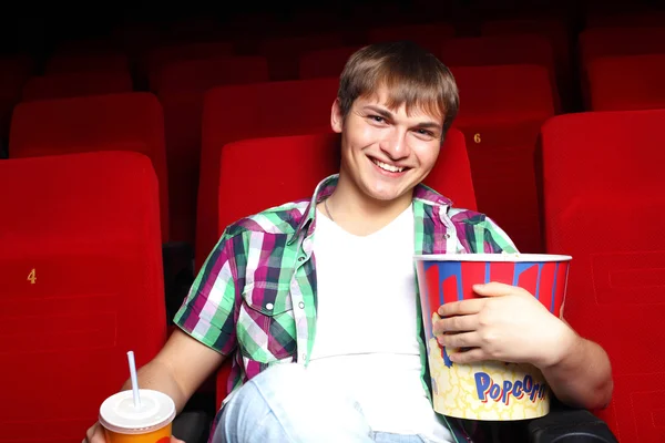 영화를 보고 영화관에서 젊은 남자 — 스톡 사진