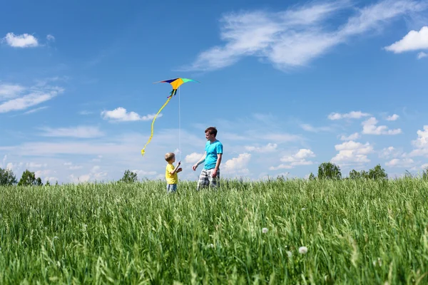 父亲与儿子在夏天与风筝 — 图库照片
