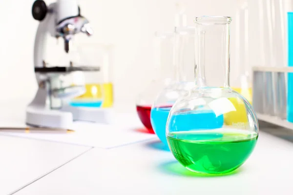 Equipamento laboratorial de química ou biologia — Fotografia de Stock