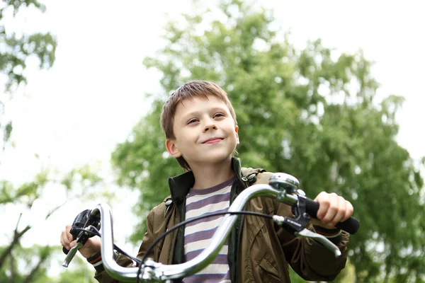 Junge auf dem Fahrrad im grünen Park — Stockfoto