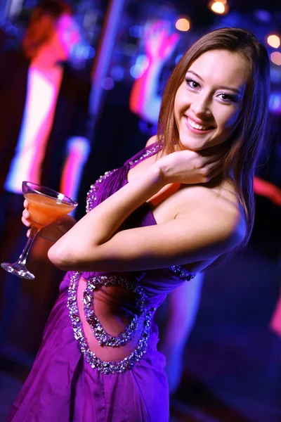 Jovem mulher se divertindo na discoteca disco — Fotografia de Stock
