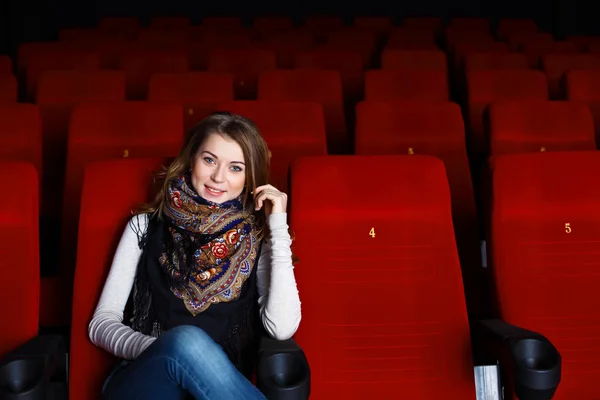 Giovane ragazza nel cinema guardando film — Foto Stock