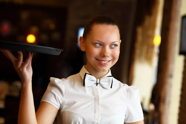 Portret van jonge serveerster houden een lade — Stockfoto