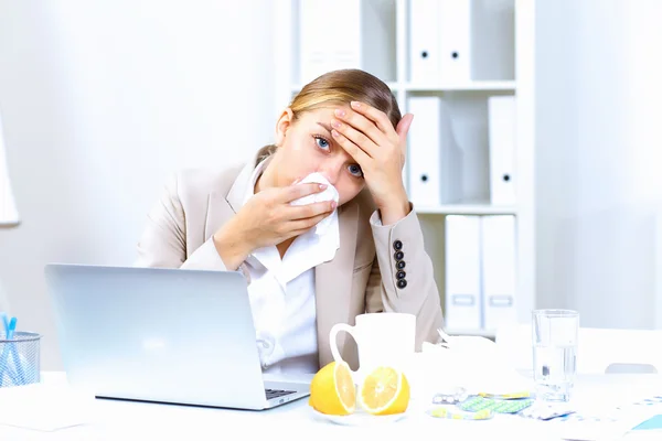 Con resfriado y gripe en el lugar de trabajo —  Fotos de Stock