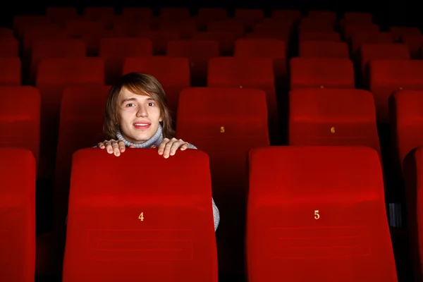 映画を見る映画館で若い男 — ストック写真