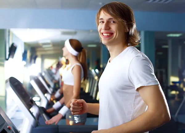 Junger Mann treibt Sport im Fitnessstudio — Stockfoto