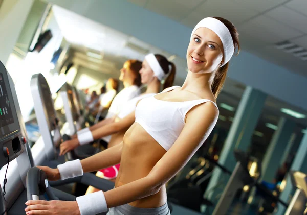 年轻女人在做体育在健身房 — 图库照片