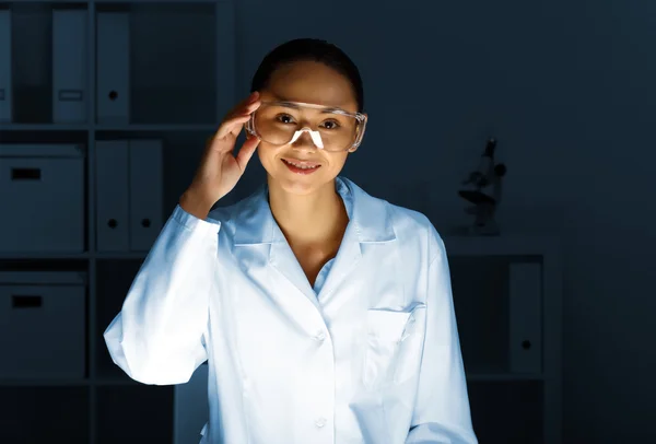 Młody chemik pracuje w laboratorium — Zdjęcie stockowe