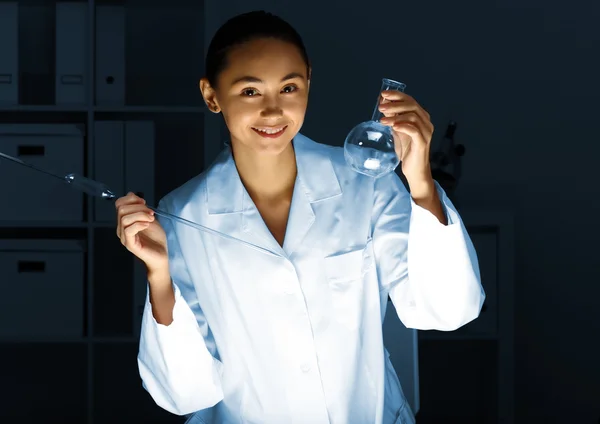 Unga kemist arbetar i laboratoriet — Stockfoto