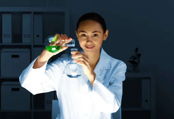 Joven químico trabajando en laboratorio — Foto de Stock