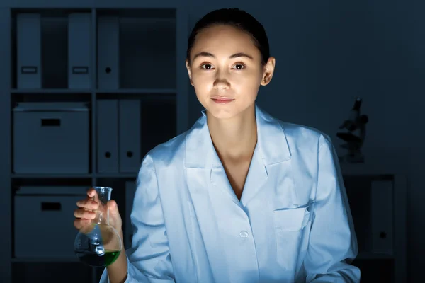 Joven químico trabajando en laboratorio — Foto de Stock