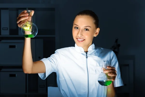 Giovane chimico che lavora in laboratorio — Foto Stock