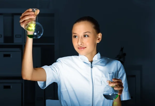 Jonge chemicus werken in laboratorium — Stockfoto