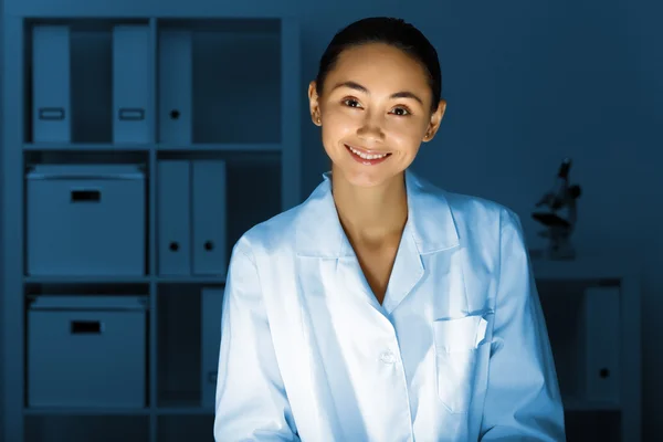 Young chemist working in laboratory — Stock Photo, Image