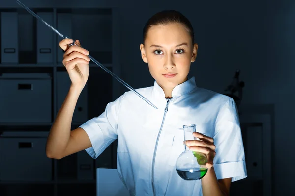 Mladý chemik pracující v laboratoři — Stock fotografie