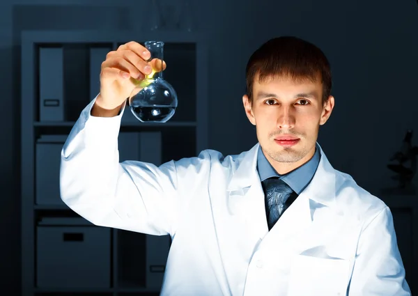 Młody chemik pracuje w laboratorium — Zdjęcie stockowe