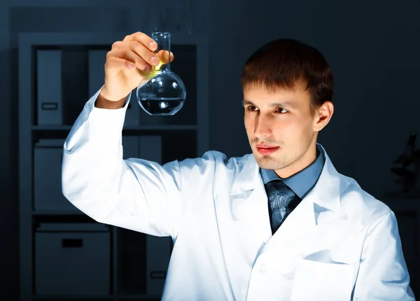 Laboratóriumi dolgozó fiatal kémikus — Stock Fotó