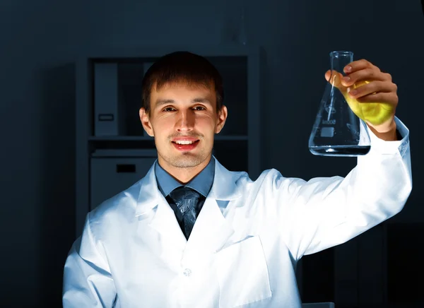 Joven químico trabajando en laboratorio —  Fotos de Stock