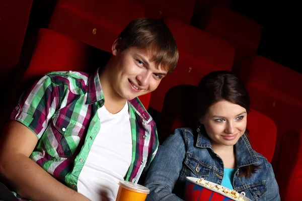 Jeune couple dans le cinéma regarder le film — Photo